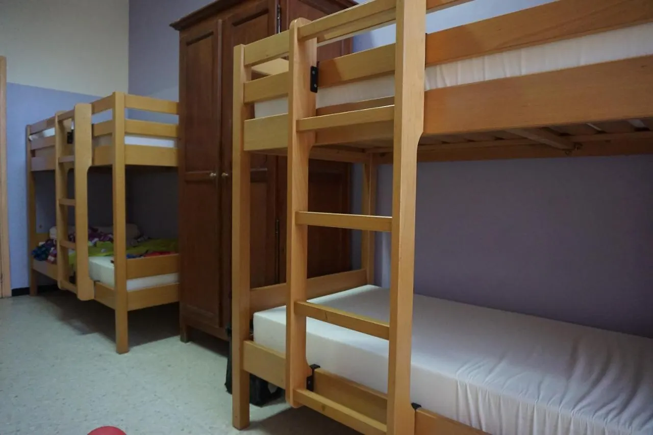 Hostel Auberge De Jeunesse Hi Arles France